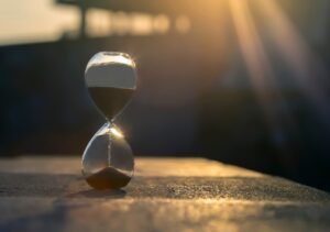 An hourglass with sand pouring through it, representing the medical negligence claim time limit.